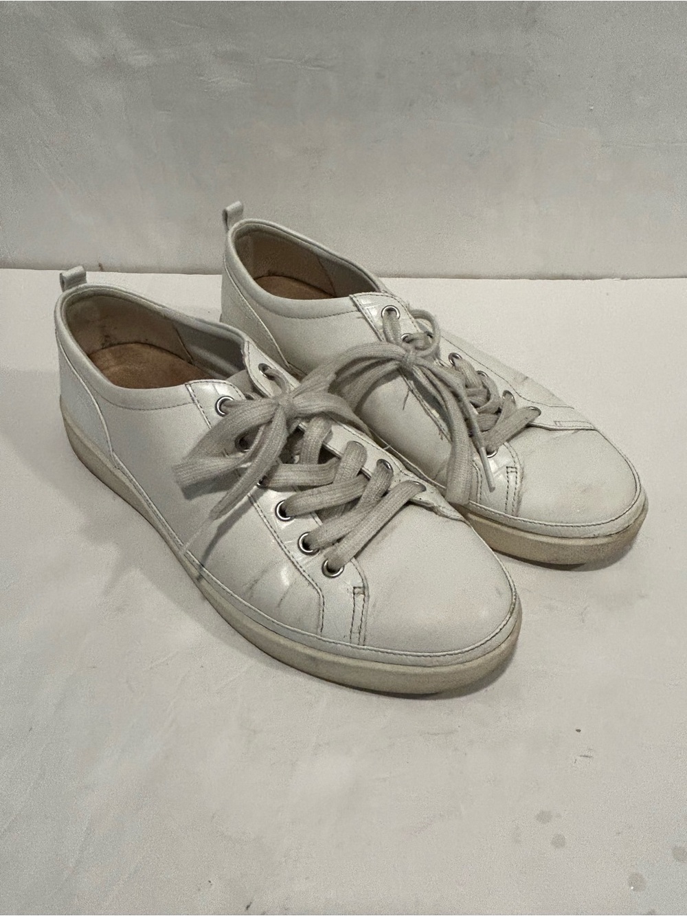 VIONIC Womens 10W Wide Winny White Leather Lace Up Sneakers Gum Sole Tennis Shoe